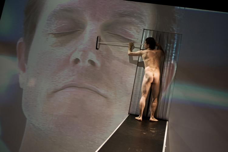 Camp X satser på at operere uden for de vanlige teaterrammer. Fra juli måned får de faste gæster i form af enmandsensemblet 'Das Beckwerk'. Foto fra Camp Xs forestilling 'Shopping'. 