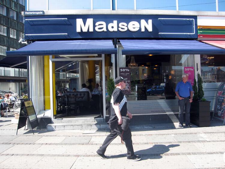 Café Madsen på Vesterbrogade lokker med mad til halv pris hver mandag. 