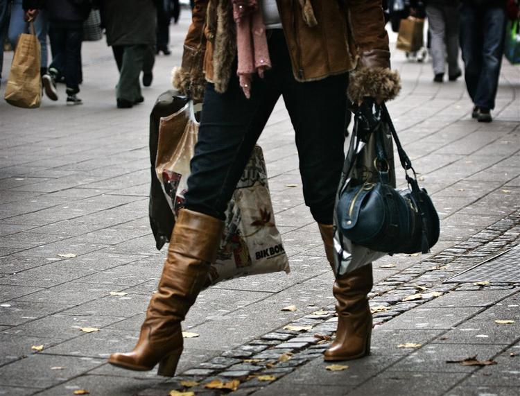 Danskerne vil i stigende grad gå efter varer, der er produceret på etsik forsvalig vis. Men de varer er for svære at finde, mener Forbrugerrådet. 