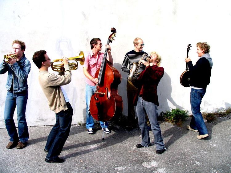 Six City Stompers kaster blikket helt tilbage på det gamle New Orleans og slipper godt afsted med det. 
