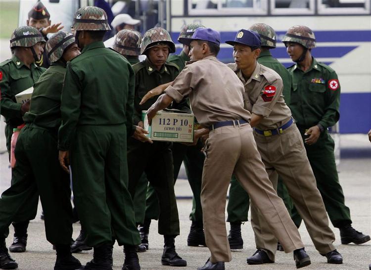 Politi og soldater holder både nødhjælp og journalister ude af Myanmar 