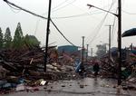 Ødelæggelserne efter jordskælvet i Kina i går risikerer at tage opmærksomheden fra katastrofen i Myanmar. 