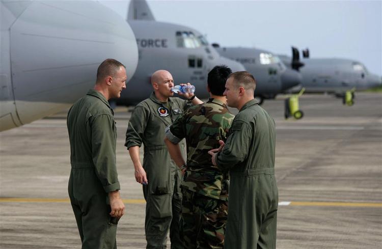 USA har en stor militærbase i Myanmars naboland Thailand. De  amerikanske piloter har tilbudt at hjælpe med at flyve nødhjælp ind i landet. 