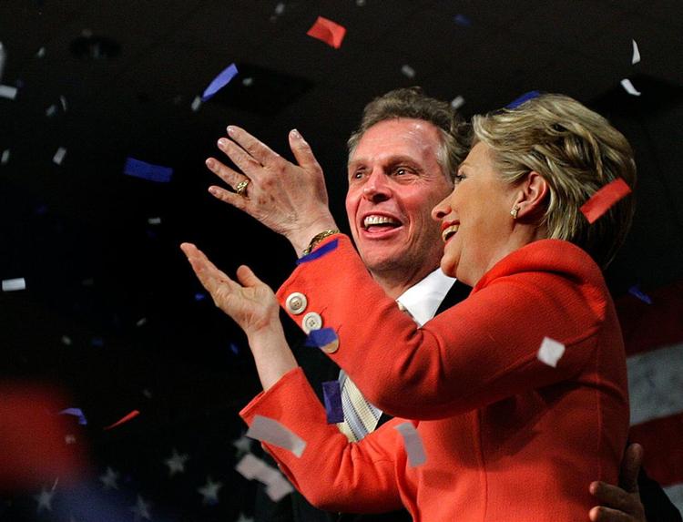 Senator Hillary Clinton jubler over sejren i West Virginia sammen kampagneleder Terry McAuliffe. 