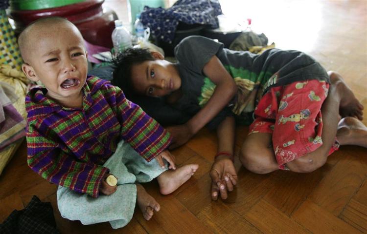 Overlevende børn efter den voldsomme naturkatastrofe i Myanmar har søgt beskyttelse i et buddhistisk tempel i udkanten af hovedbyen Yangon. 