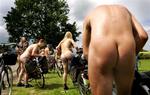 Nøgne cyklister demonstrerer mod olieafhængighed i den hollandske by Apeldoorn. Lørdag 7. juni kommer demonstrationen World Naked Bike Ride til København. 