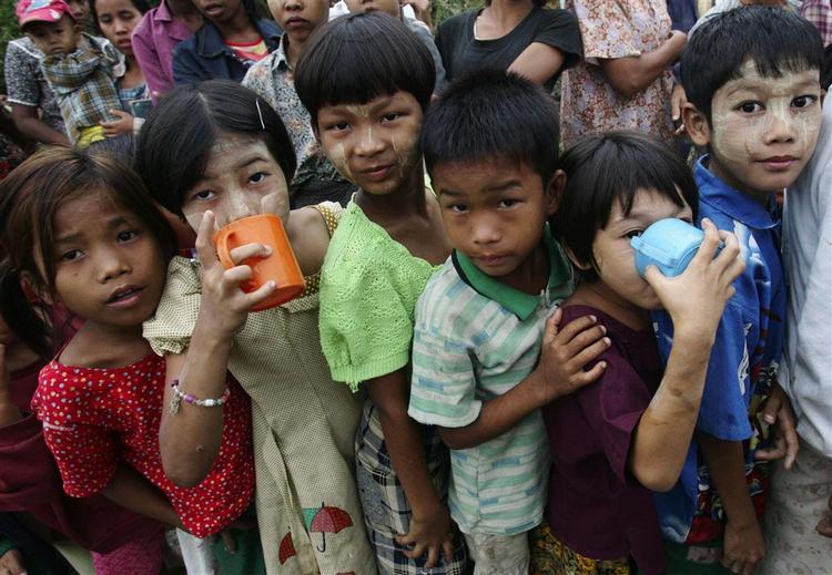 Børn i kø for at få noget at drikke i udkanten af hovedbyen Yangon. 