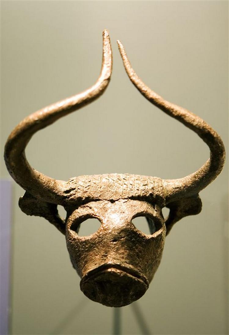 Her en kunstskat fra Bahrain udstillet på landets nationalmuseum. Tyrehovedet er fundet i Barbar templet. 