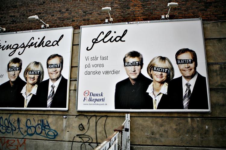 Før valget fik Dansk Folkeparti overmalet deres  plakater med graffiti. Partitoppen blev "stemplet" som racister. Arkivfoto. 