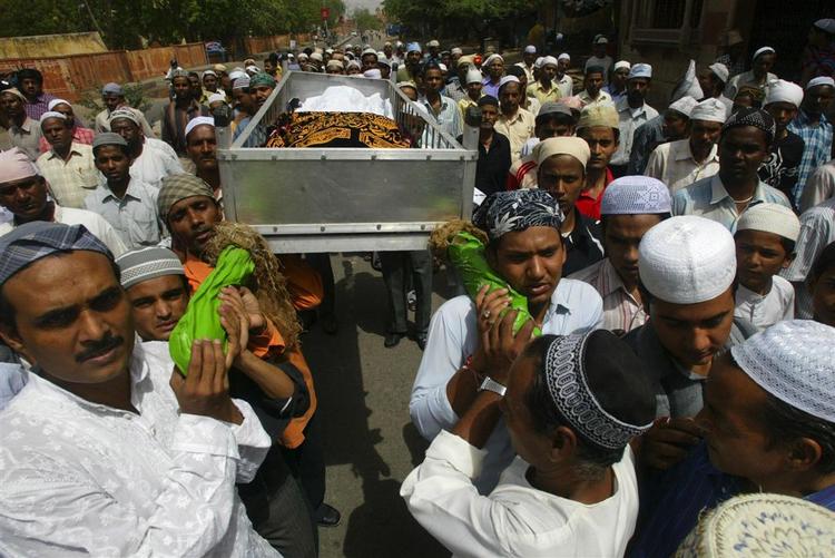 Mindst 80 mennesker døde, da syv bomber sprang i går i den indiske by Jaipur. 