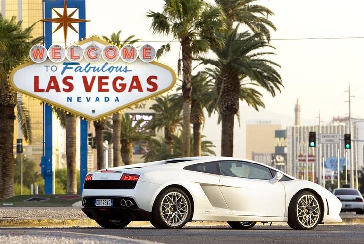 Den nye Lamborghini Gallardo er mere økonomisk end før. Alligevel har den mest appel til millionærer - derfor er det meget passende, at bilen blev præsenteret for pressen i Las Vegas. Foto: United Pictures 