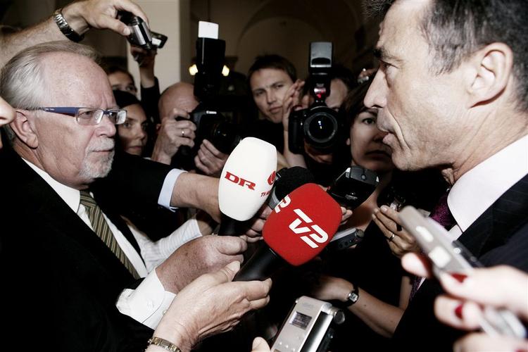 Journalister og fotografer i hobetal ventede på at høre statsminister Anders Fogh Rasmussens kommentar til sin integrationsministeres enegang. 