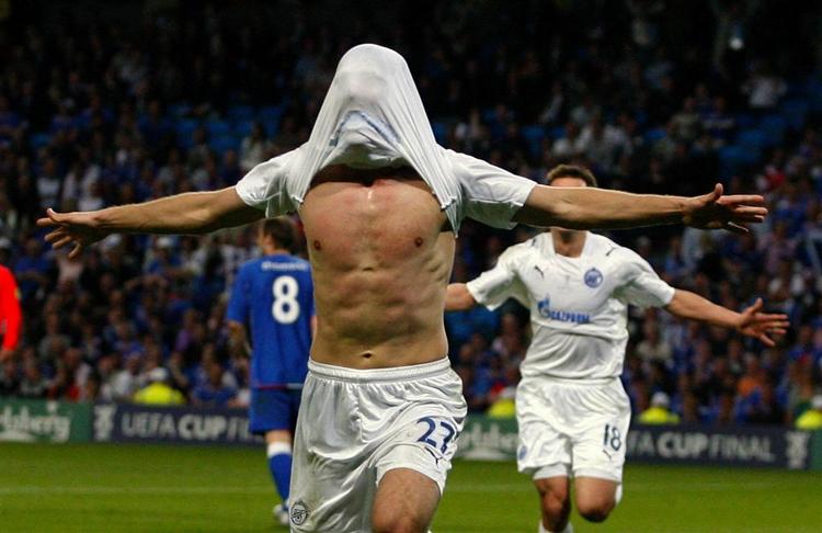 Den bare mave og det tildækkede hovede tilhører den russiske målscorer Denisov, der bragte Zenit på sejrskurs. 