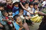Sultne børn forsøger at få noget at spise i udkanten af hovedbyen Yangon. 