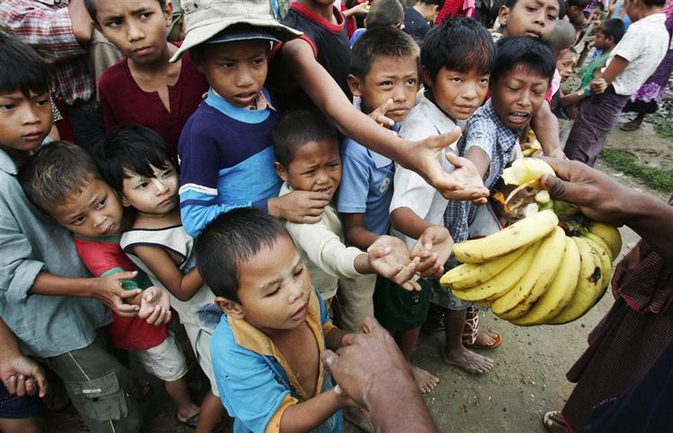 Sultne børn forsøger at få noget at spise i udkanten af hovedbyen Yangon. 