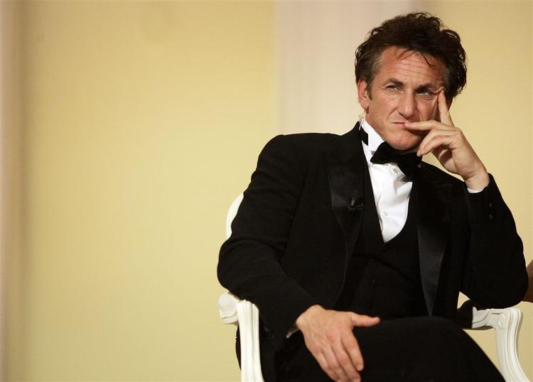 »Film er kærlighed. Men Bush  kender hverken til hjerte eller kærlighed. Derfor er der ingen sammenhæng mellem Bush og filmskaberne«, sagde Sean Penn på pressekonferencen i Cannes i går. 