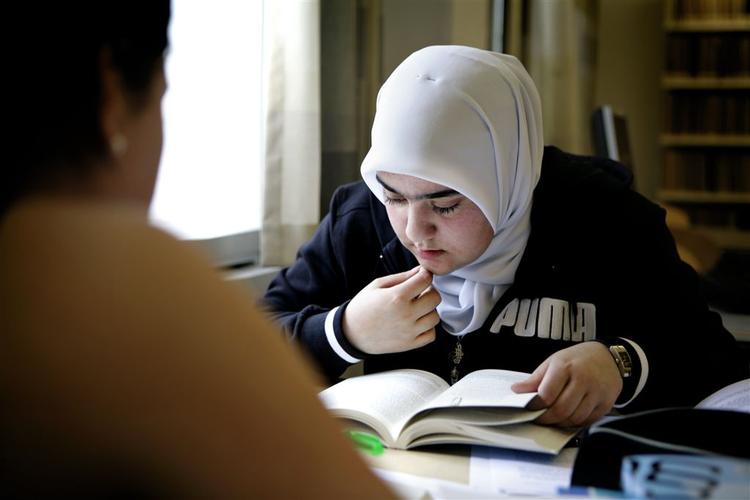 Zeynep Güzel er muslim og læser jura. Hun overvejer at blive dommer,men det kan blive et problem, efter at regeringen har fremsat et forslag, som skal forbyde dommere at bære tørklæde. 