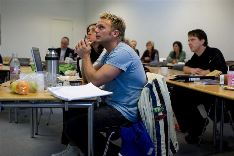 300 studerende har betalt 60.000 kroner for at deltage i den fælleseuropæiske 'Erasmus Mundus'-uddannelse. Nu er uddannelsen i fare. 