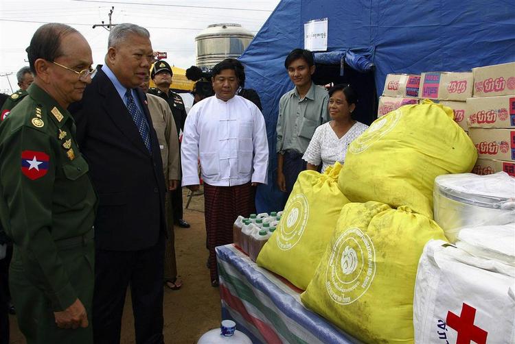Selv om over to millioner er berørt af cyklonen Nargis, oplyser Myanmars stats-tv, at over 90 procent har sagt ja til militærstyrets udkast til en ny forfatning. Ministerpræsident Thein Sein beser her nødhjælp. 