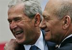 George Bush ankom til Israel i går. Her bliver han modtaget af regeringschef Ehud Olmert. 