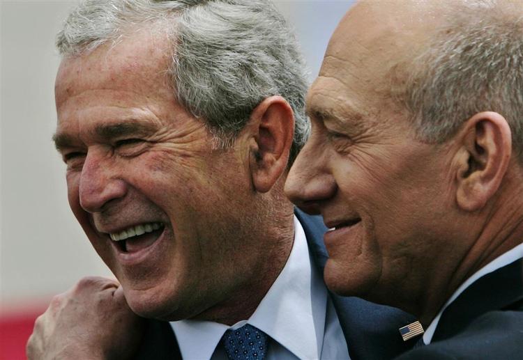 George Bush ankom til Israel i går. Her bliver han modtaget af regeringschef Ehud Olmert. 