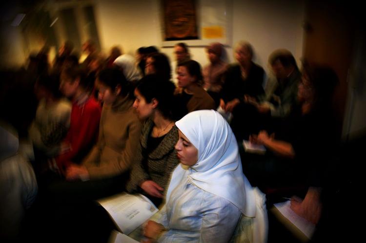 Muslimske kvinders brug af tørklæder er blevet debateret på mange møder. Her ved Islamisk-Kristent Studiecenter i København for fire år siden. 