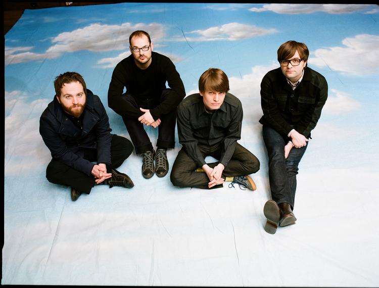 'Narrow Stairs' er en eksklusiv happening i rocklandet. Men et dejligt album med usædvanlige og usædvanligt sikre balancegange mellem ydre lys og indre mørke. 