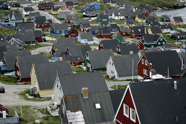 Topfolk i Grønlands Hjemmestyre fik af andre hjemmestyrefolk lov til at købe deres chefboliger med millionrabatter. Nuuk fra oven. 