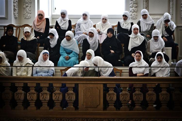 Muslimske kvinder med tørklæde har flere gange fulgt debatterne i Folketinget. Billedet her er fra sidste år. 