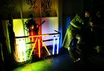 Redningsbælter og rustne kæder har fået selskab af neonkunst og lysstofrør. Fredag aften blinker båden endnu en fest i gang. 
