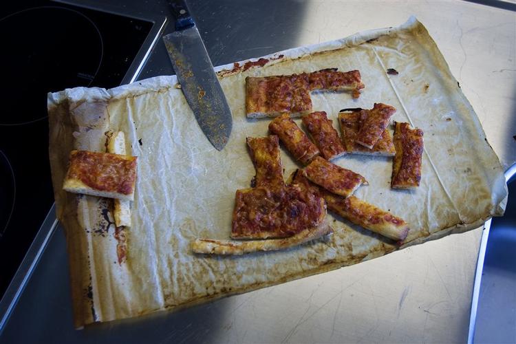 Pizzadej rullet ud og fyldt med en ens pizzasovs. Et testpanel af smagere dømte 'kedelig konsistens' til flere hurtigblandede pizzadeje. 
