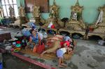 Juntaen nægter stadig at samarbejde med det internationale samfund, men FN har fået nok. Billede: En familie har søgt ly i et kloster i udkanten af Yangon. 