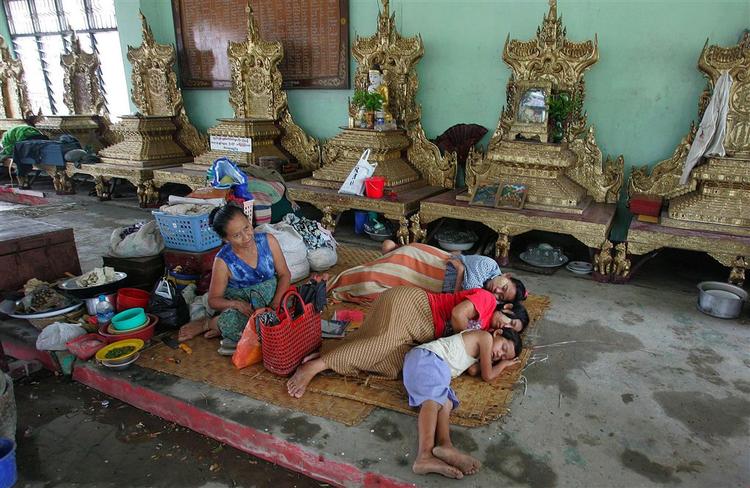 Juntaen nægter stadig at samarbejde med det internationale samfund, men FN har fået nok. Billede: En familie har søgt ly i et kloster i udkanten af Yangon. 