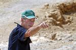 Bush besøger Israel i anledning af 60-året for landets oprettelse. Her besøger han den resterne efter den historiske borg Masada. 