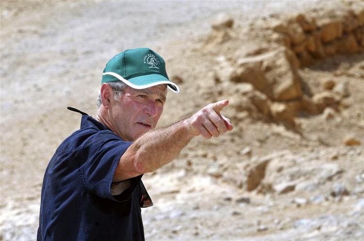 Bush besøger Israel i anledning af 60-året for landets oprettelse. Her besøger han den resterne efter den historiske borg Masada. 