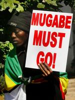 Det er ikke bare i Zimbabwe, der protesteres mod præsident Mugabe. Dette billede er fra i går i Sydafrikas hovedstad Pretoria, hvor der blev demonstreret foran Zimbabwes ambassade. 