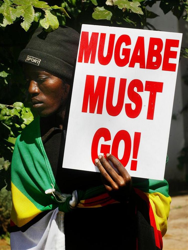 Det er ikke bare i Zimbabwe, der protesteres mod præsident Mugabe. Dette billede er fra i går i Sydafrikas hovedstad Pretoria, hvor der blev demonstreret foran Zimbabwes ambassade. 