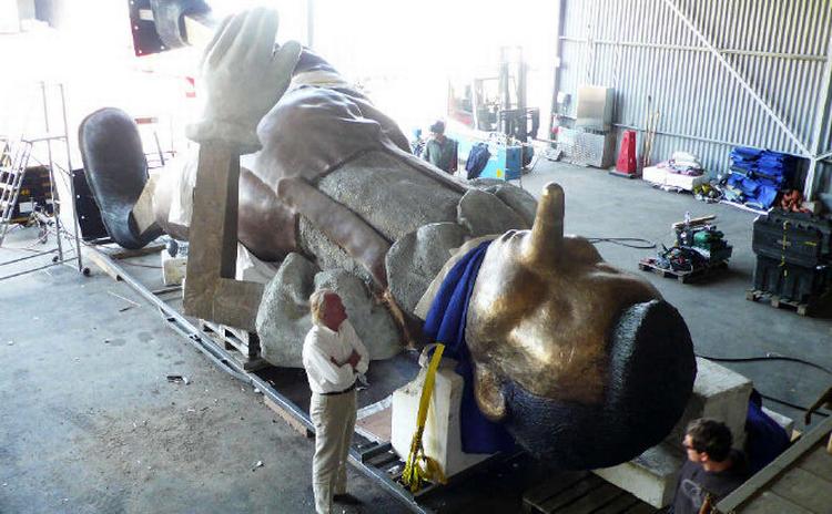 En rig tekstilfabrikant har købt en ni meter høj Pinocchio statue af den amerikanske kunster Jim Dine, der nu opstilles på torvet i Borås. Det er der mange af byens indbyggere, der er ganske utilfredse med. Foto: Thomas Reckmann 