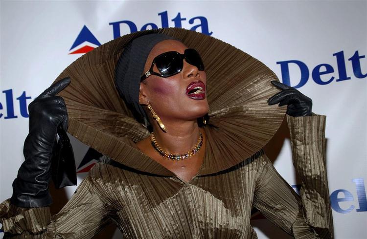 Grace Jones til en 'Bond Girls Reunion' i november 2006. På mandag fylder det androgyne 80'er ikon 60 år. 