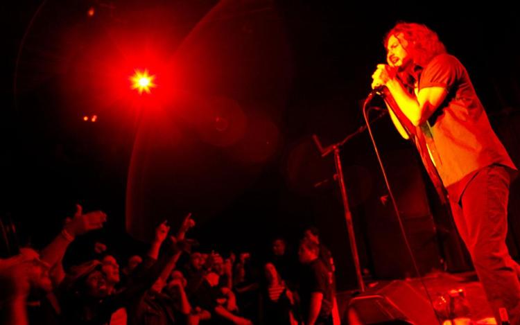 Eddie Vedder og Pearl Jam spiller gratis-koncert i New York i 2006 få dage efter deres seneste album udkom. På billedet Eddie Vedder. 