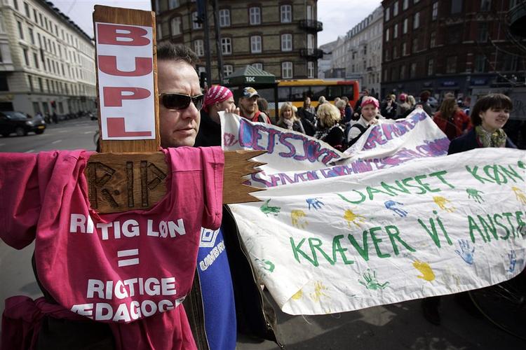 Utilfredse pædagoger demonstrerede 16. april mod deres formands forlig med KL. I tirsdags stemte det nej til forliget, og i dag truer KL's bestyrelse med lockout. 