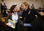 Venstres integrationsordfører Karen Ellemann (tv.) bakker partiets integrationsminister Birthe Rønn Hornbech. Venstres innovationsordfører Malou Aamund (th.) kalder tørklædeforbuddet »ren symbolpolitik«, men stemmer for. 