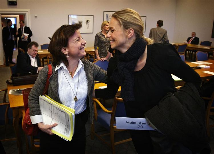 Venstres integrationsordfører Karen Ellemann (tv.) bakker partiets integrationsminister Birthe Rønn Hornbech. Venstres innovationsordfører Malou Aamund (th.) kalder tørklædeforbuddet »ren symbolpolitik«, men stemmer for. 