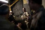 Soldater fra den internationale styrke i Afghanistan - og Politikens udsendte - måtte søge i beskyttelsesrum da raketter i går ramte luftbase i Kabul. 