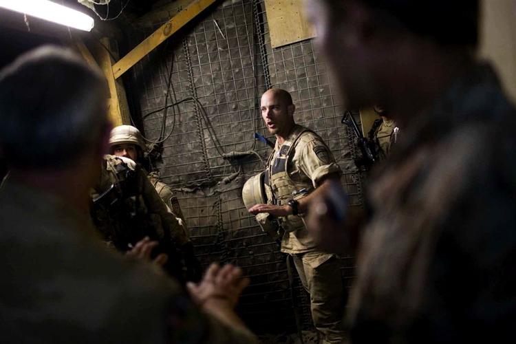 Soldater fra den internationale styrke i Afghanistan - og Politikens udsendte - måtte søge i beskyttelsesrum da raketter i går ramte luftbase i Kabul. 
