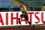 Oscar Pistorius fra Sydafrikan må gerne være med i OL, selv om hans to benproteser ifølge atletikforbundet giver ham en fordel. 