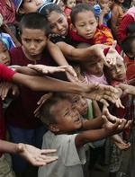 Desperate børn tigger om mad i Myanmar. 