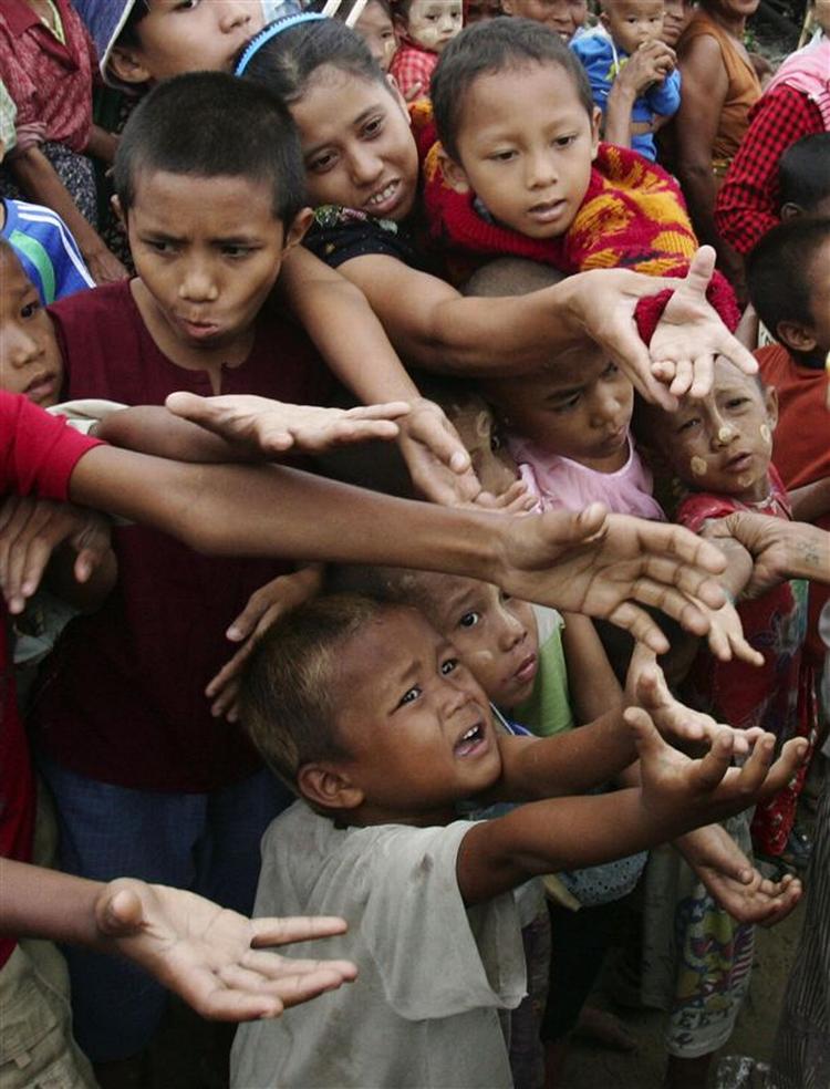 Desperate børn tigger om mad i Myanmar. 
