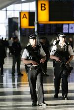 Betjente på patrulje i London-lufthavnen Heathrow. 