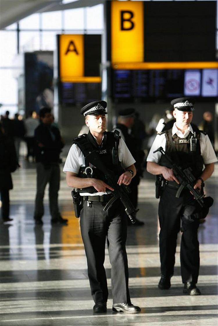 Betjente på patrulje i London-lufthavnen Heathrow. 
